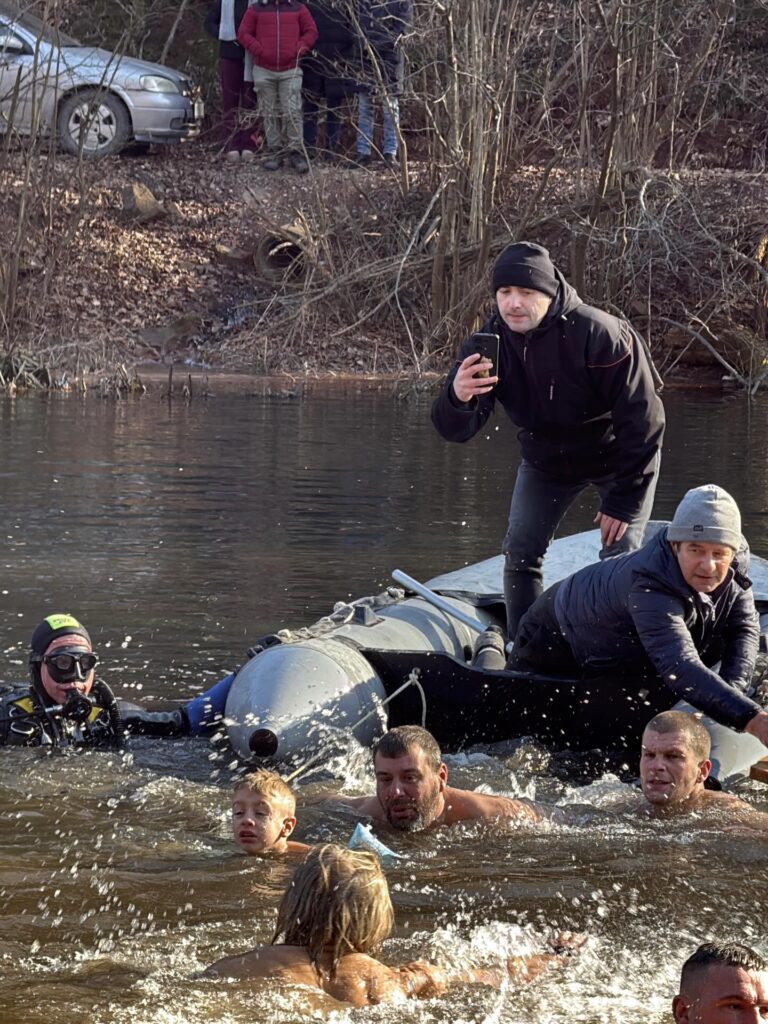 Пливање за Часни крст на језеру на Грзи